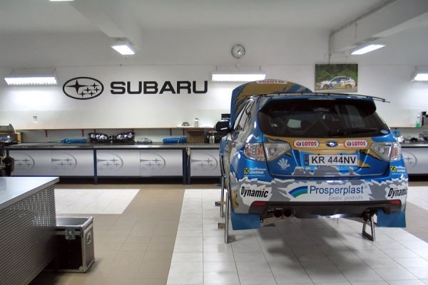 Wojtek i Subaru w nowej rajdowni