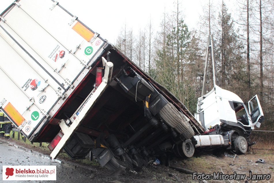 Tir wypadł z trasy na drodze S1 - foto