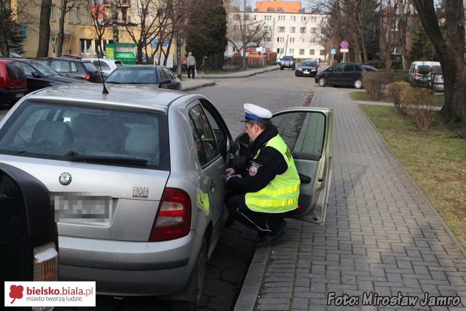 Dziewczynka wtargnęła na jezdnię - foto