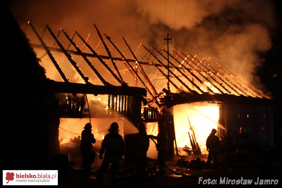Spłonął kolejny, zabytkowy budynek gospodarczy - film i foto