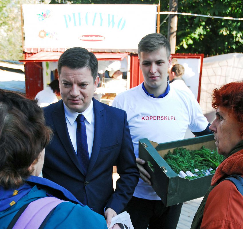 Koperek wyborczy na targowisku - foto