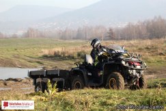 W trudnym terenie na quadzie - foto