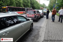 Samochodowe domino na Piastowskiej - foto