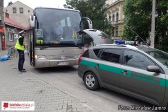 Zaparkował autokar na zakręcie - foto