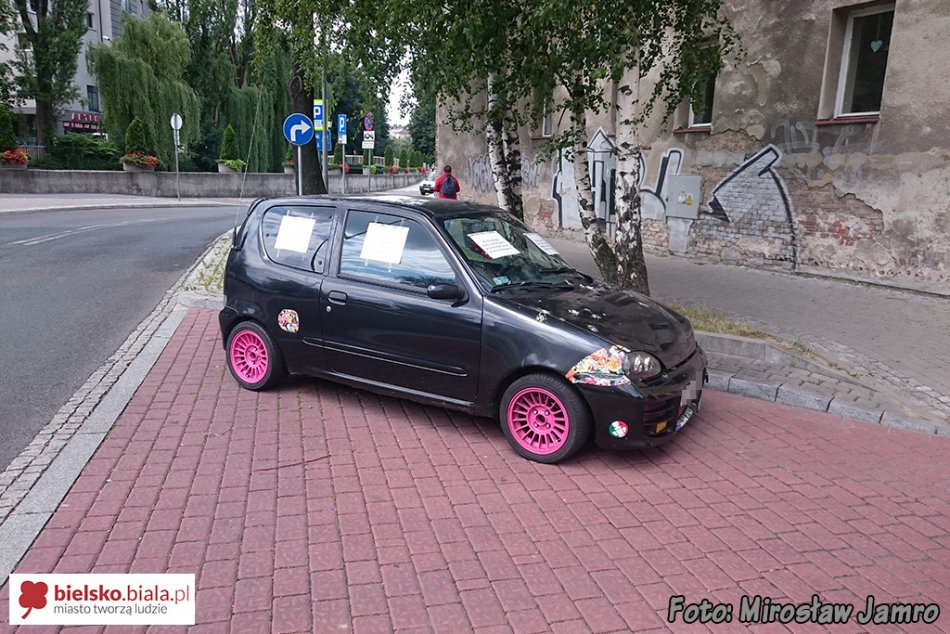 Zaparkowane auto okleili kartkami - foto