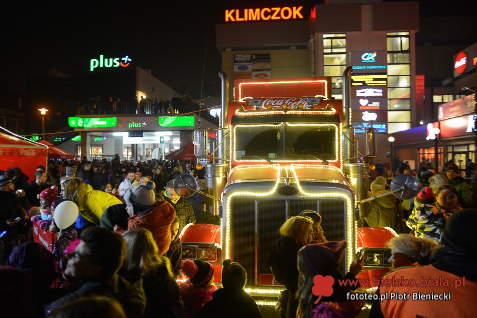 W długiej kolejce po Coca-Colę - galeria