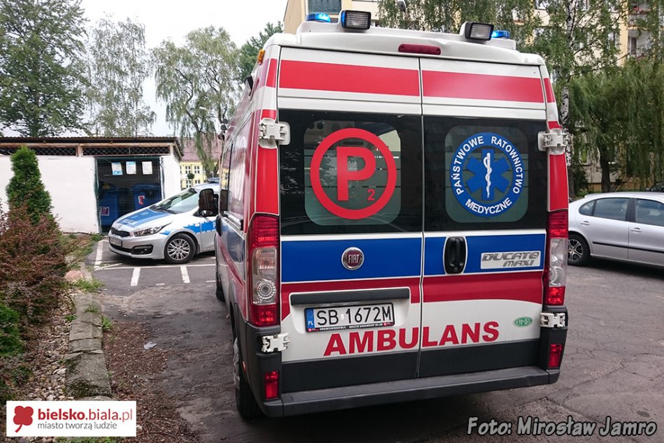Pijany siedział na krawędzi dachu - foto