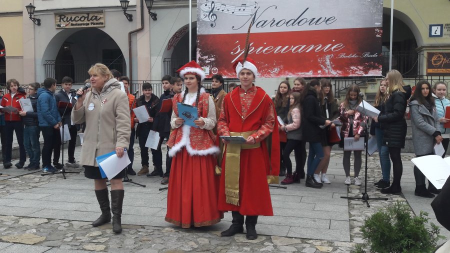 Patriotyczna młodzież na Rynku - foto