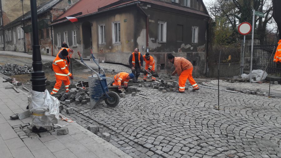 Na Sobieskiego układają kostkę - foto