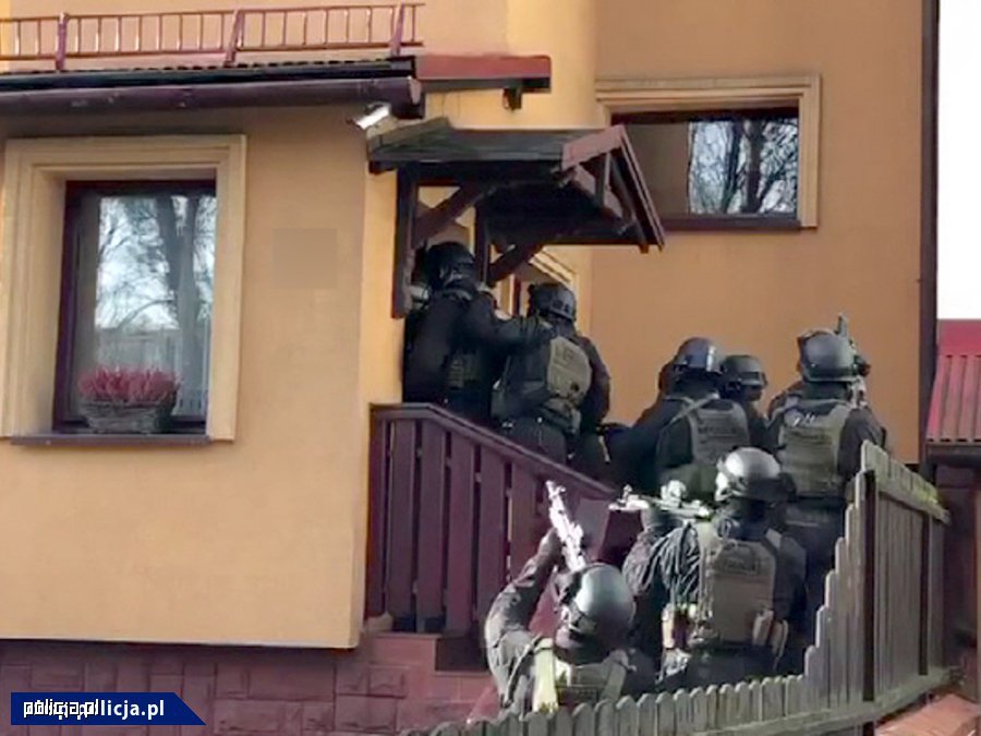 Żona biznesmena odbita z rąk porywaczy - film