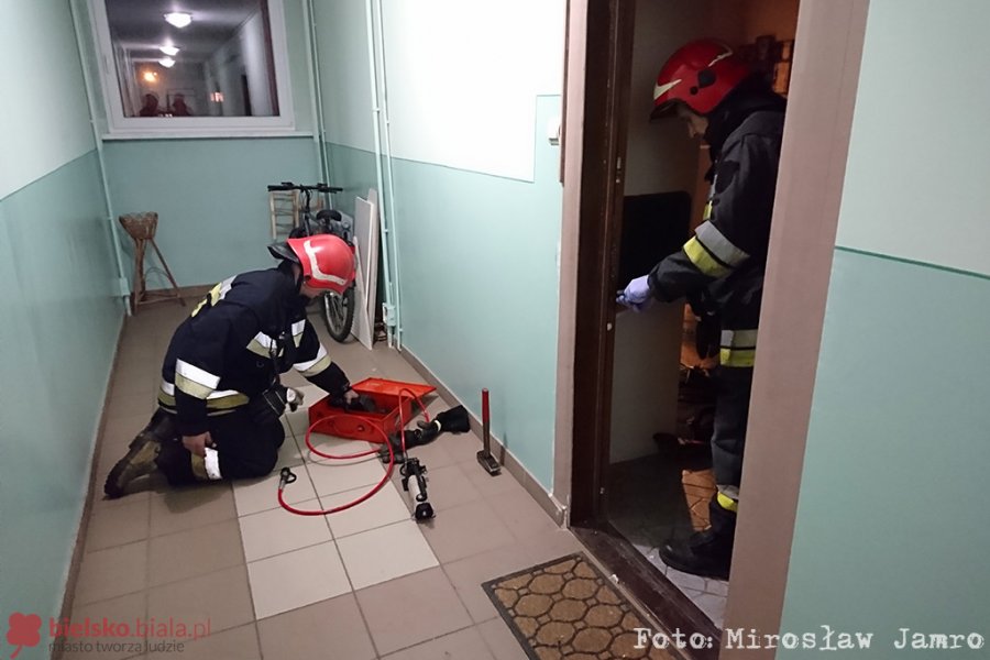 Weszli do mieszkania z drzwiami - foto