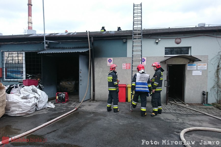 Ogień w hali z odpadami. O krok od nieszczęścia - foto