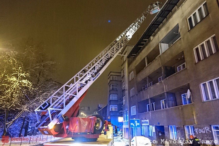 Nocny pożar w kamienicy. Zagrożenie z komina - foto