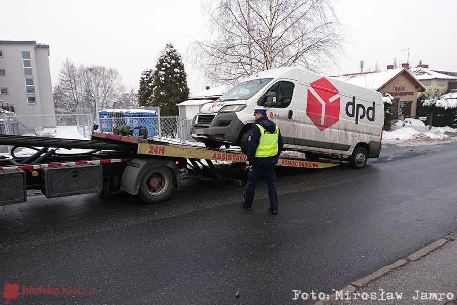 Kurier porzucił pojazd? Auto odjechało na lawecie - foto