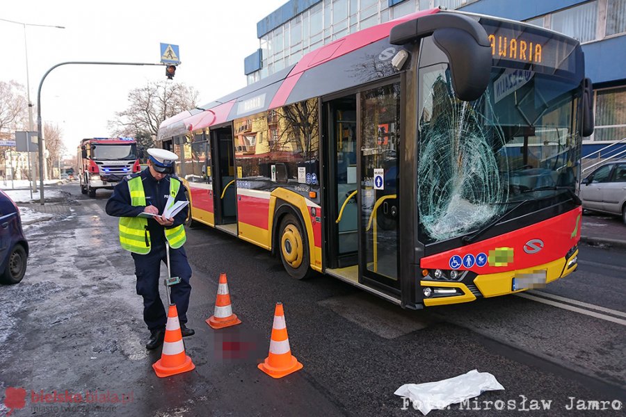Autobus MZK potrącił kobietę na przejściu dla pieszych - film