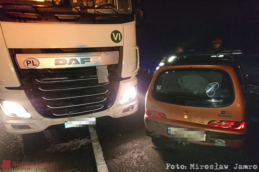 Zderzenie tira z osobówką. Pięć osób w szpitalu - foto
