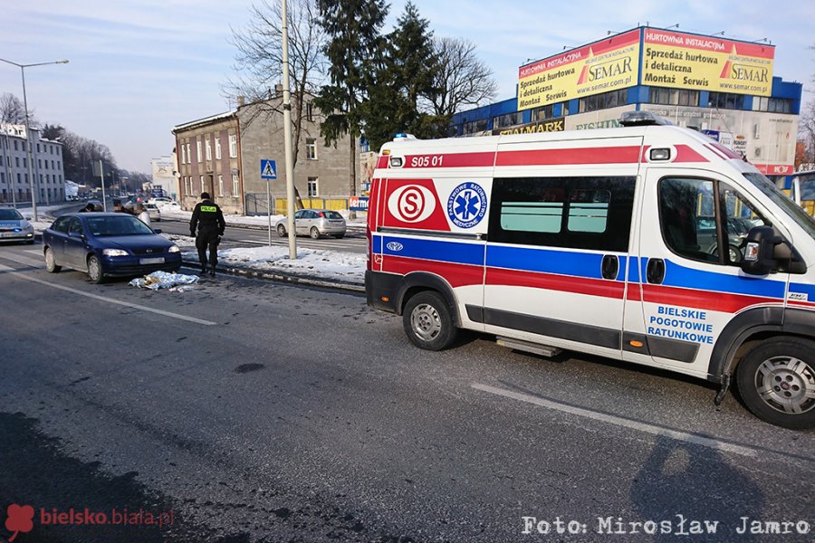 Potrącenie pieszej na przejściu. Wtargnęła na jezdnię?  - foto