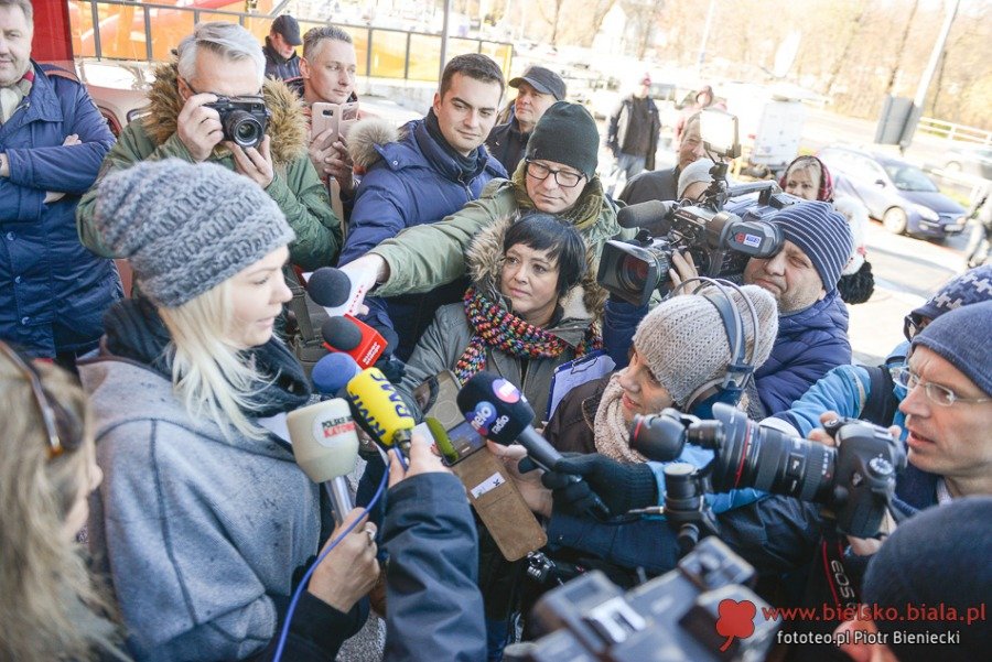 Kolejny szalony pomysł. Ławeczka, a na niej Hanks z walizeczką