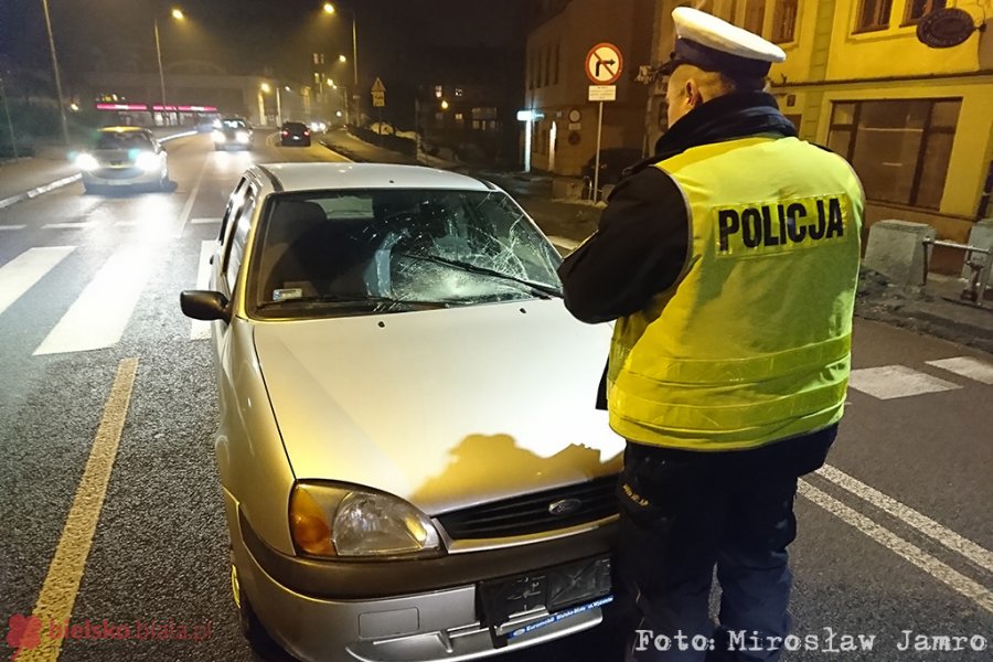 Pieszy pod kołami. Na doświetlonym przejściu - foto