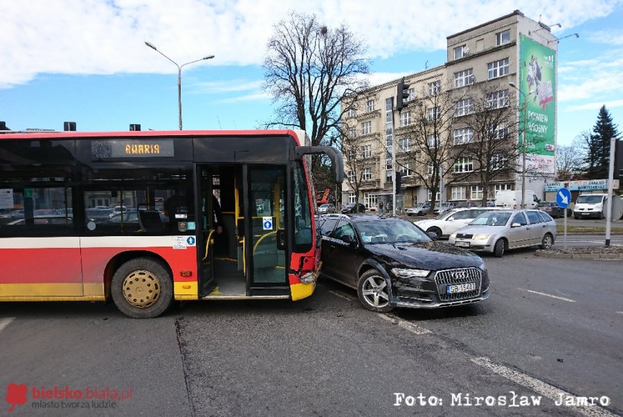 Zderzenie autobusu przegubowego MZK z osobówką - foto