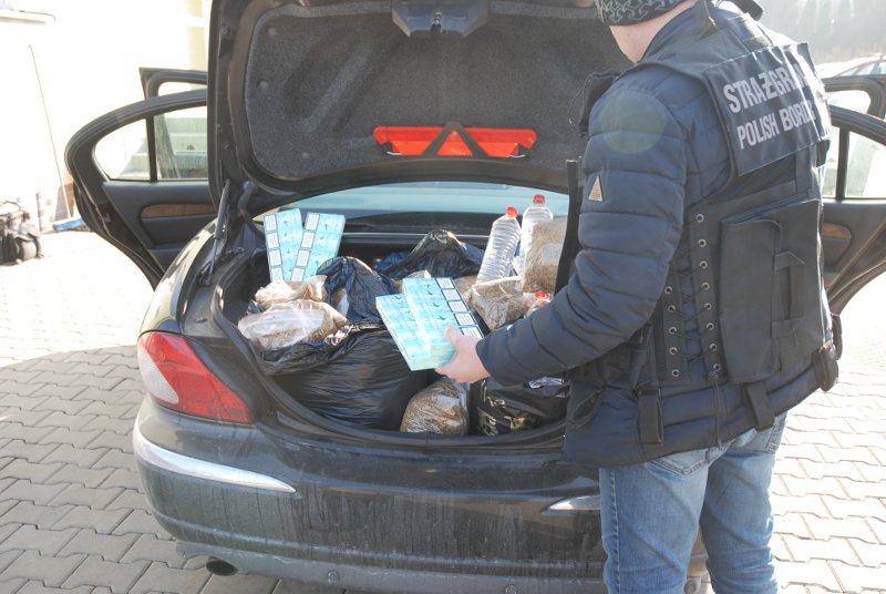 Przeszukanie w samochodach w pobliżu targowiska