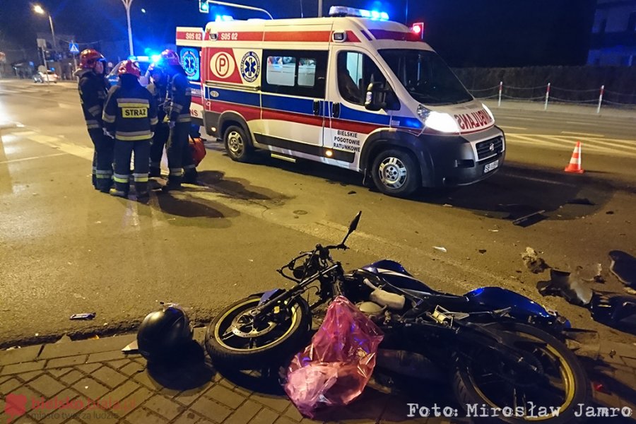 Zderzenie motoroweru z osobówką. Dwóch nastolatków w szpitalu - film