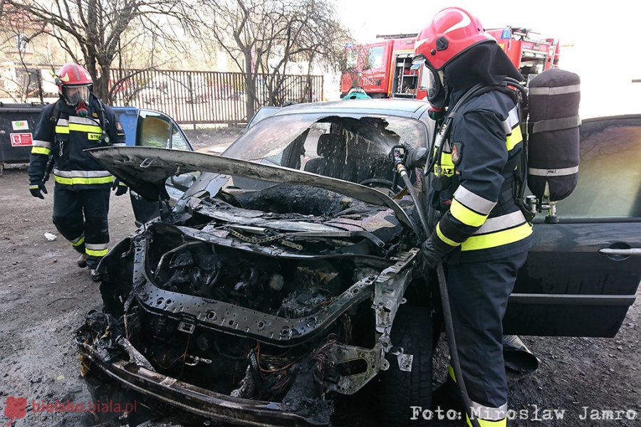 Samochód w ogniu na Grażyńskiego. Zapalił się podczas