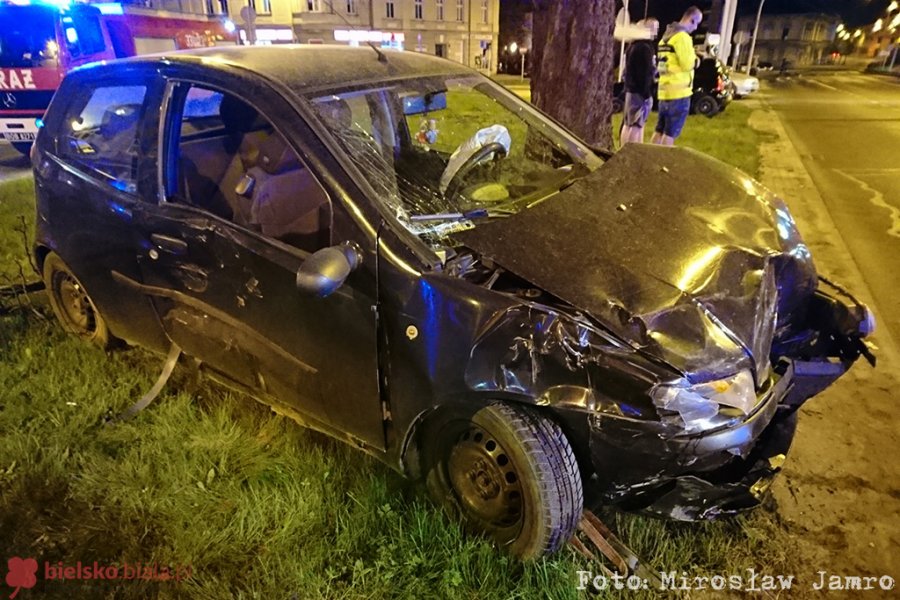 Poważne uszkodzenia trzech osobówek. Wina 71-latki - foto