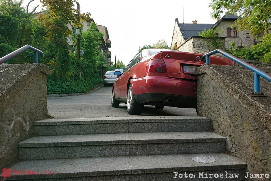 Stoczył się ze wzniesienia. Piesi mieli szczęście! - foto