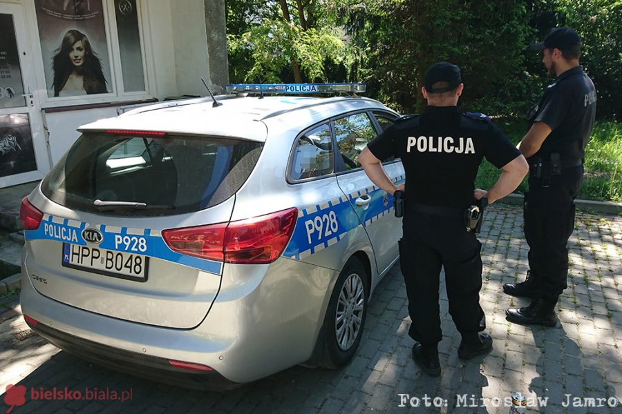 Zwłoki mężczyzny znaleziono obok bloku - foto