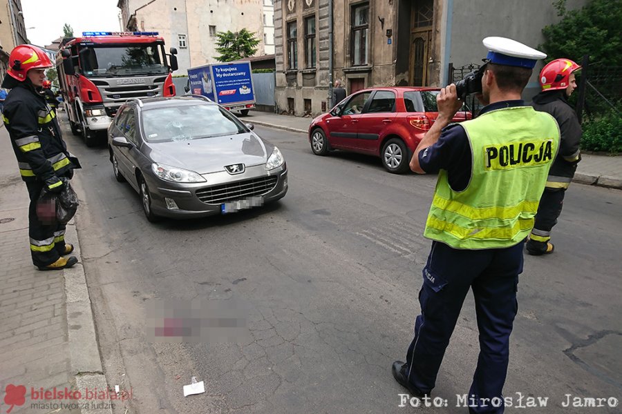 Spiesząc się na autobus, wbiegł przed nadjeżdżające auto - foto