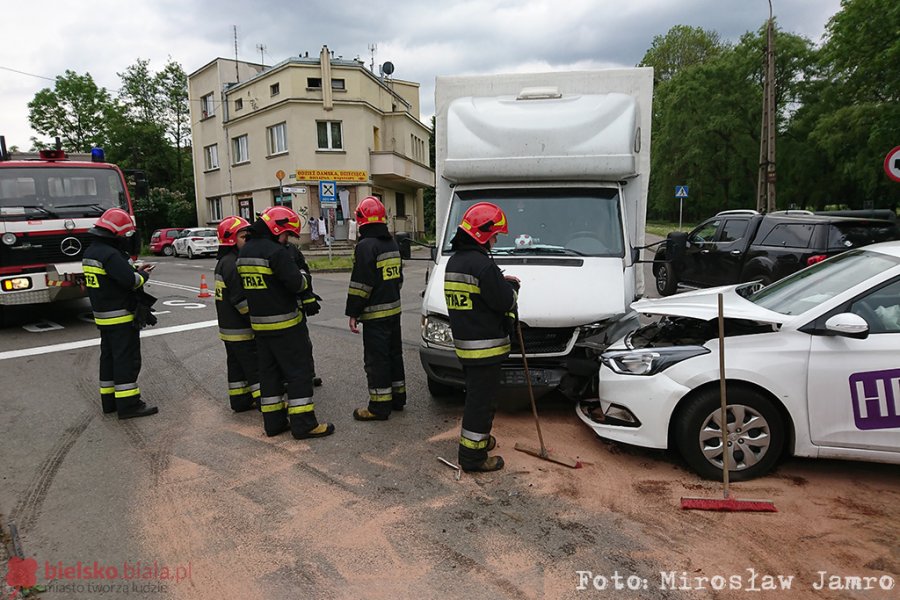 Zderzenie osobówki z samochodem dostawczym - foto