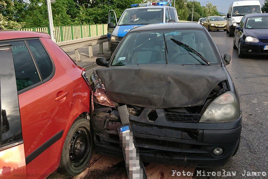 Pijany uderzył w stojący samochód. Później płakał w radiowozie - foto
