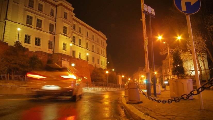 Szybkie auto na tle miasta. Nowy spot z Bielska-Białej - film