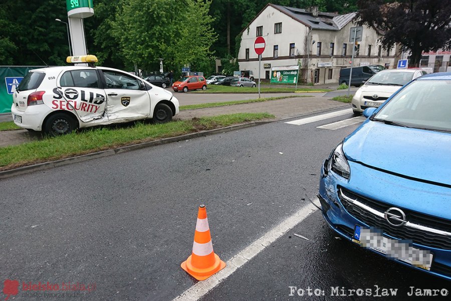 Zderzenie z udziałem samochodu agencji ochrony - foto