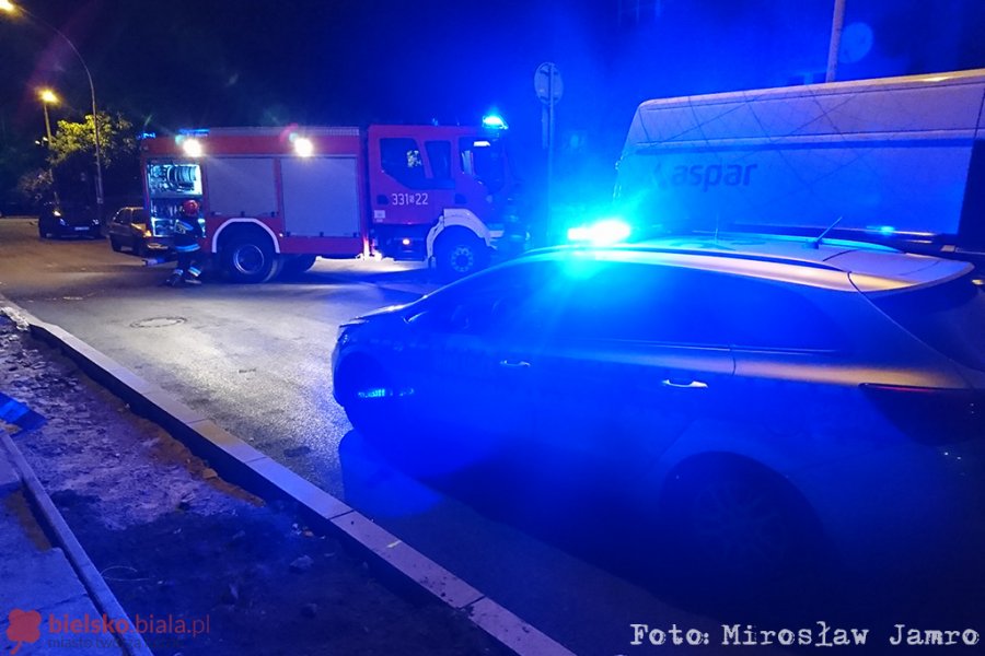 Usłyszała głośny huk. Płonęło auto na parkingu - foto