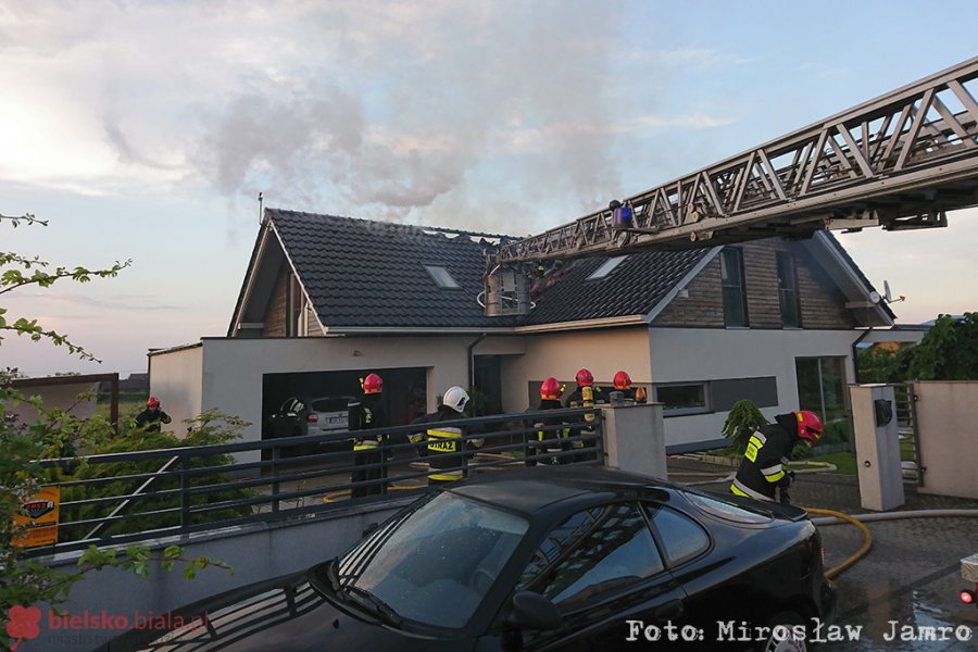 Zapalił się od uderzenia pioruna! Pożar budynku przy Łowieckiej - foto