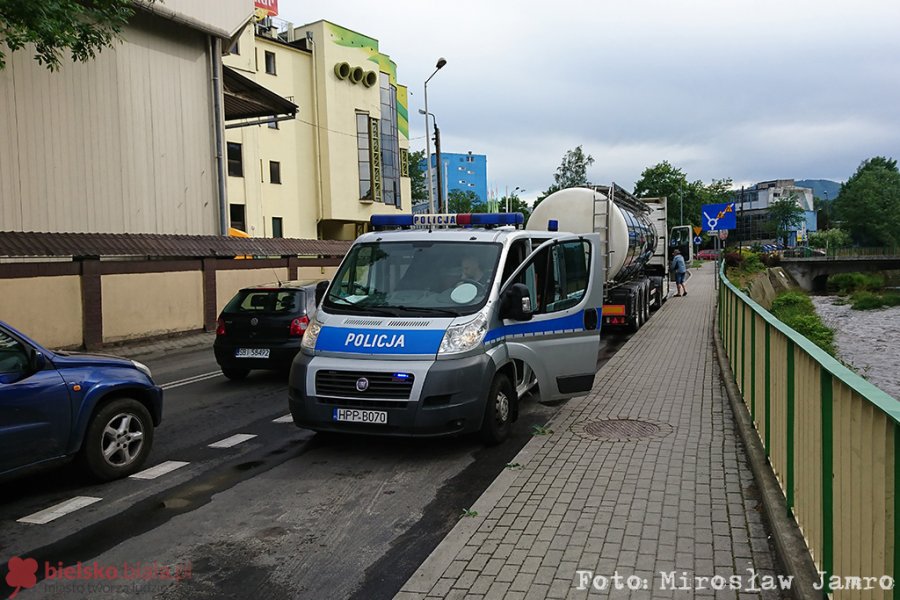 Pechowe miejsce koło Bielmaru. Podwójna kolizja kolosów - foto