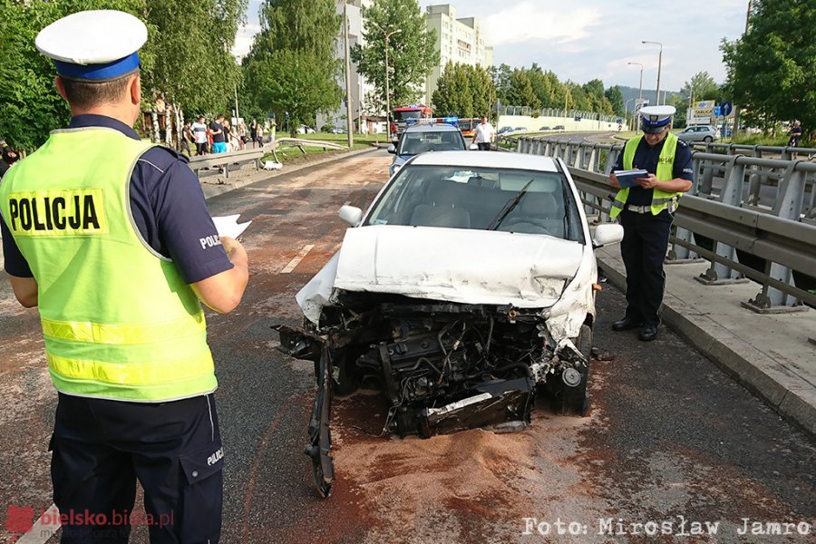 Odbił się od bariery. Dwie osoby uciekły z miejsca zdarzenia  - foto