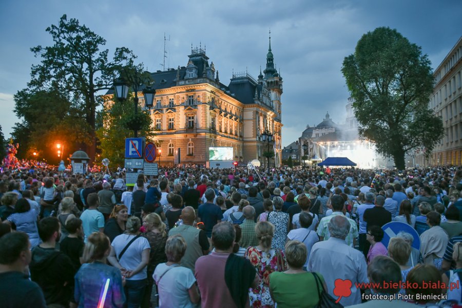 Tłum przed ratuszem. Tak się bawi Bielsko-Biała!