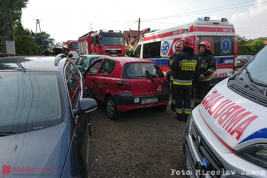 Karambol w Mazańcowicach. Auto z dużą siłą uderzyło w kobietę - foto