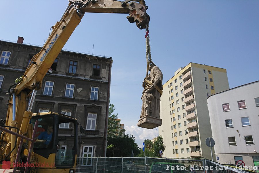 Demontaż figury świętego. Trudna operacja na skrzyżowaniu - foto