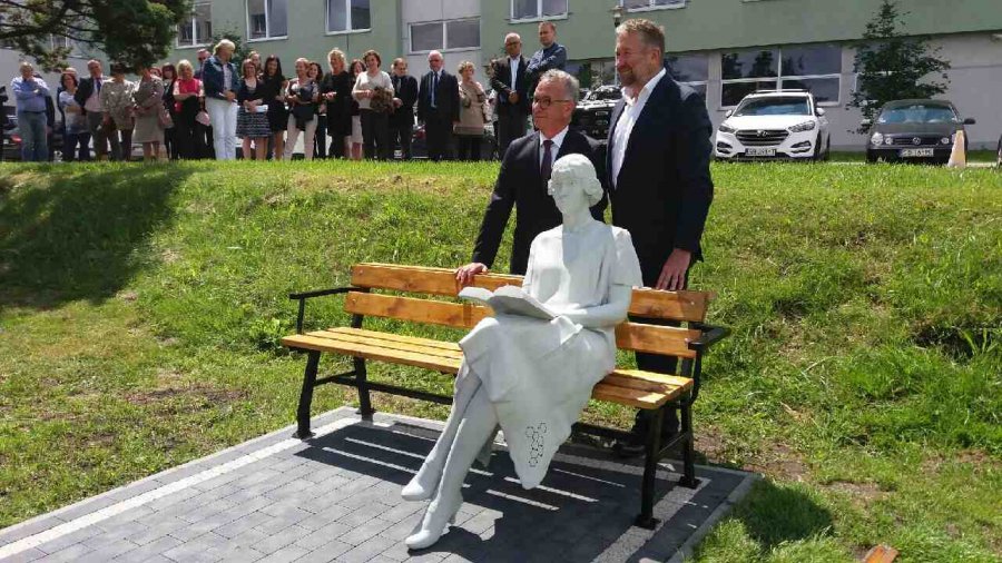 Nowy pomnik w Bielsku-Białej. Ławeczka, a na niej... - foto