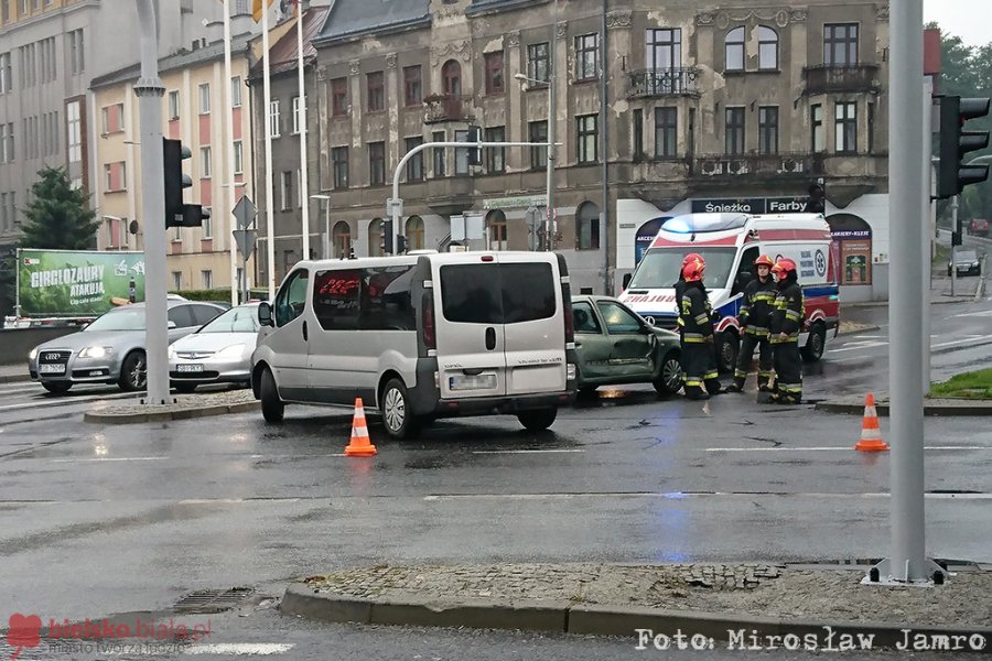 Zderzenie na ruchliwym skrzyżowaniu. Nie działała sygnalizacja świetlna - foto