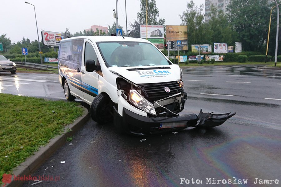 Uderzył w autobus MZK na skrzyżowaniu. Pasażerowie są cali - foto