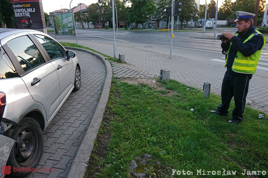 Uderzył w citroena i uciekł. Na miejscu zostawił tablicę - foto