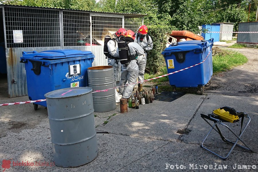 Substancje chemiczne na śmietniku. Wysokie stężenie groźnych oparów - foto