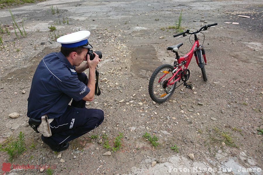 Nieudany drift na rowerze, dziewięciolatek jechał w kasku - foto