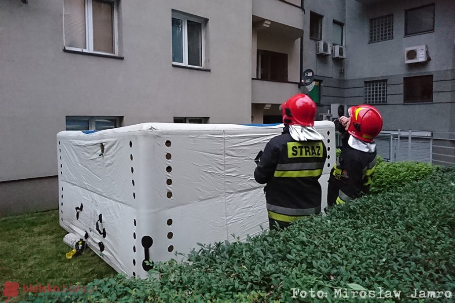 Chciał targnąć się na życie. Strażacy rozstawili skokochron - foto