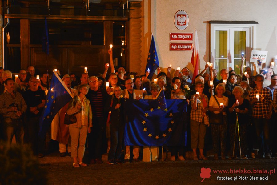 Nie gasną światła przed bielskim sądem. Wczoraj był tam tłum